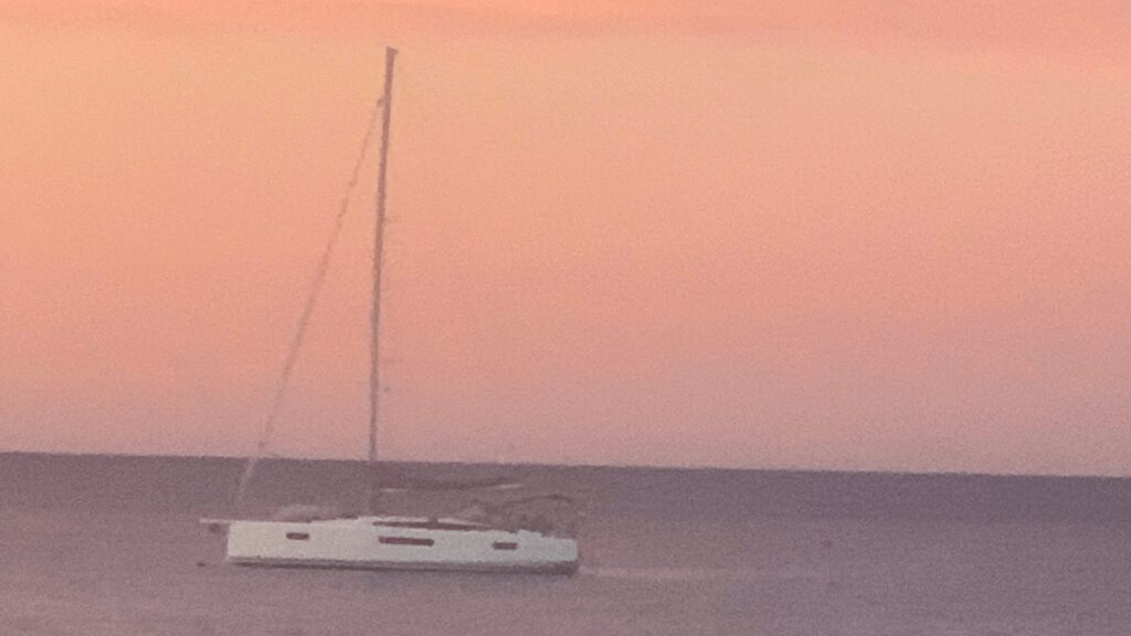 Ein Segelboot auf dem Meer. Es steht für Ruhe und Einkehr.