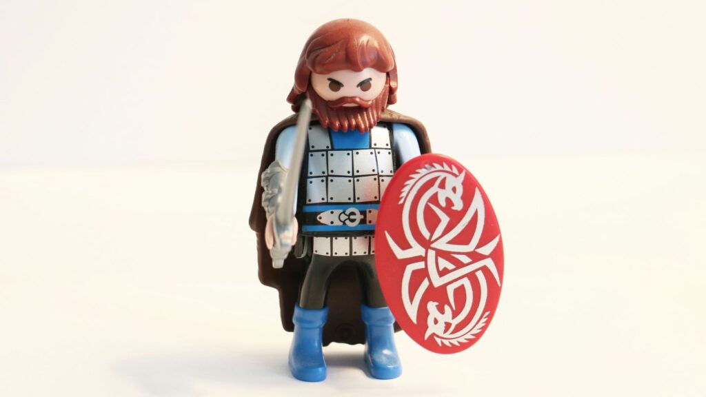 Das Bild zeigt eine Playmobil-Figur als Sinnbild für Schutz vorm Außen.